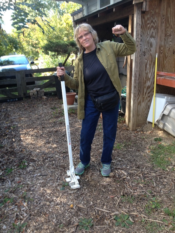 Jelene with weed puller