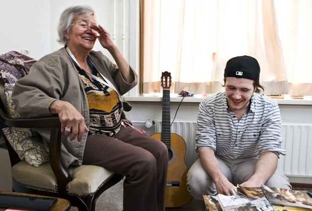 Deventer - The Netherlands - 13 April 2015 -- The Humanitas nursing home for elderly allows 6 university students to live rent-free alongside the elderly residents, as “good neighbors,” aimed at warding off the negative effects of aging and the feelings of disconnectedness. -- Student Jordi PRONK (19) with Joke KERDIJK (86) in her apartement. They spend often time singing, playing music and simply talking. -- Photo: Juha ROININEN / EUP-IMAGES