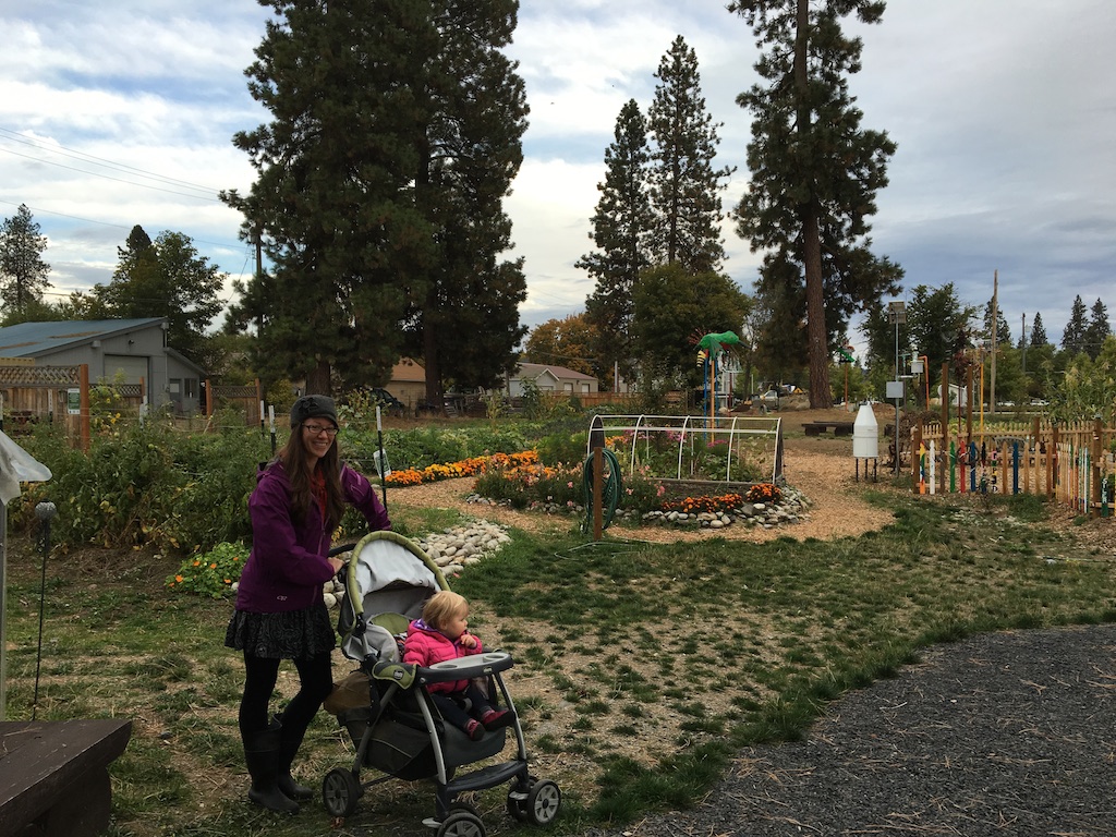 korrine-and-siler-in-garden